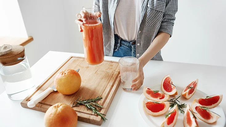 AIWA Citrus Juicer KORYU-girl preparing grapefruit juice